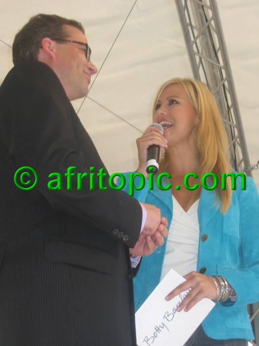 ../Images/Krefeld-Strssenmodenschau-2005 101.jpg